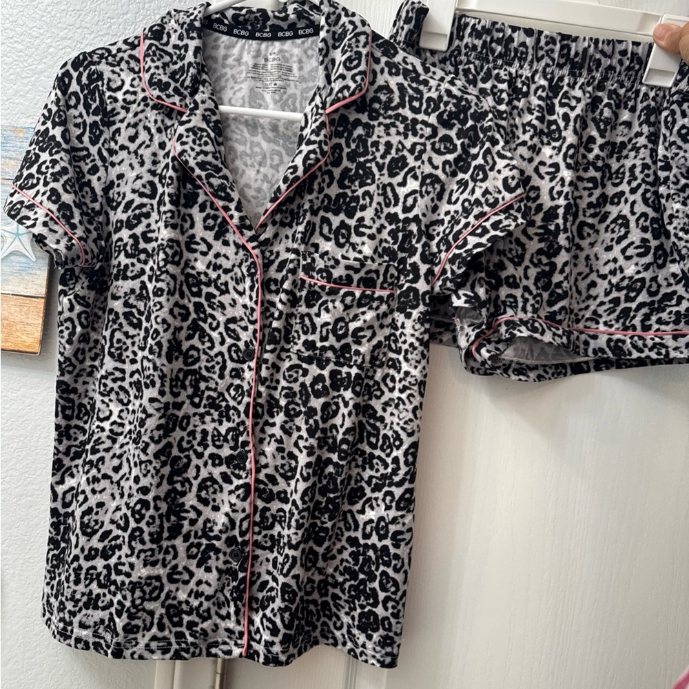 BCBG Patterned pajama set with shorts

Size small worn once.